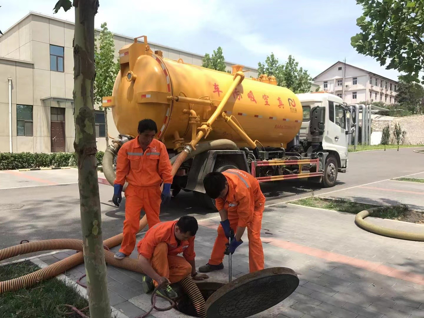 鱼峰管道疏通车停在窨井附近