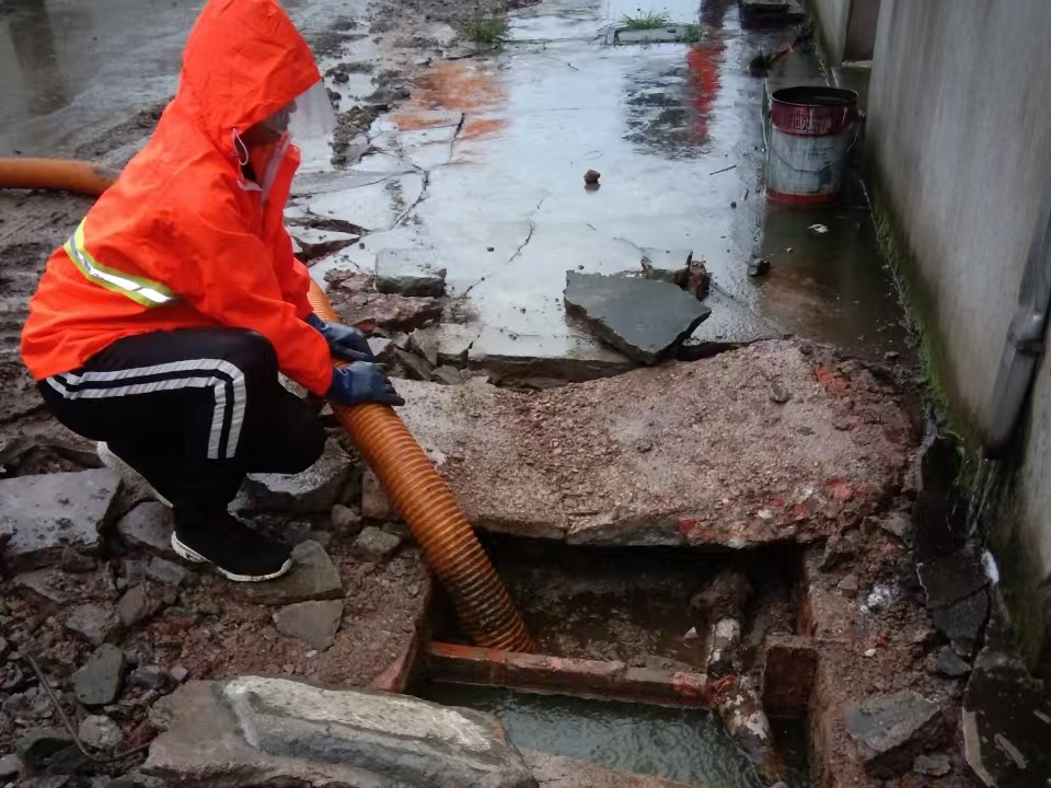 鱼峰专业清理污水池 炜誉市政以规范流程守护城市 “肠道”