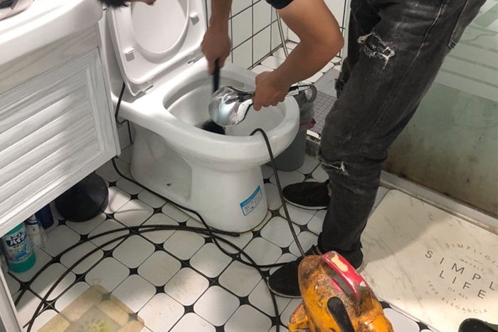 鱼峰马桶堵塞自己疏通还是找师傅？专业上门服务让你省时更省心