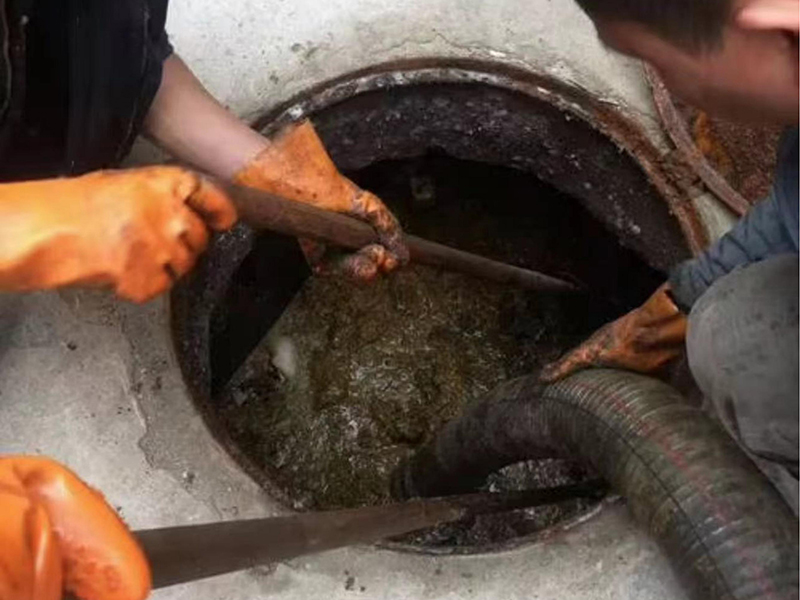 鱼峰清理化粪池时如何避免沼气的危害？